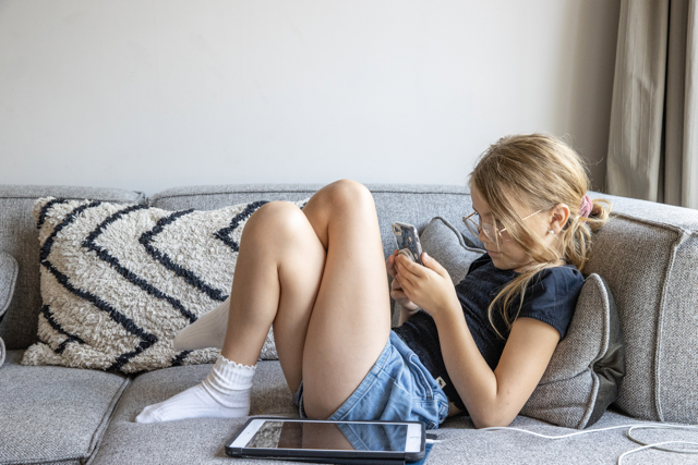 fille dans le fauteuil