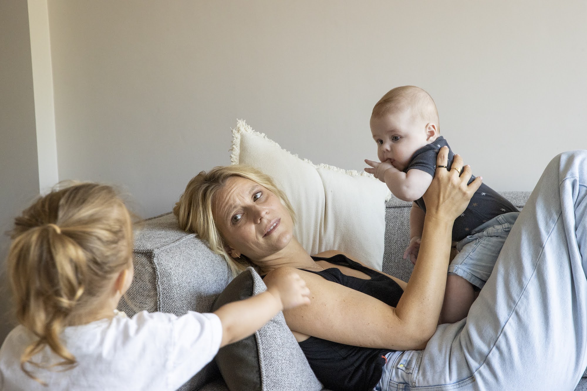 mama in de zetel met baby en dochter