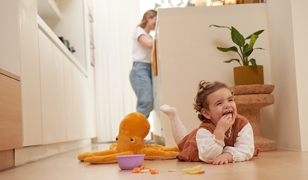 Kind eet van de grond