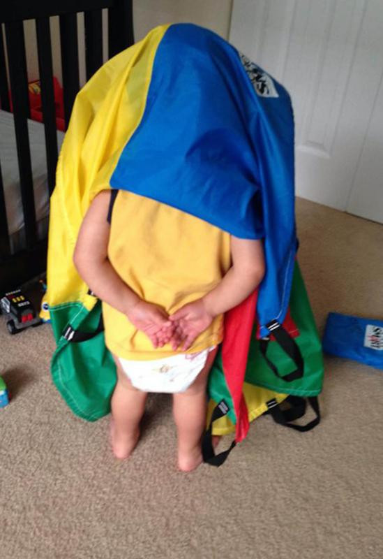 enfant avec parachute