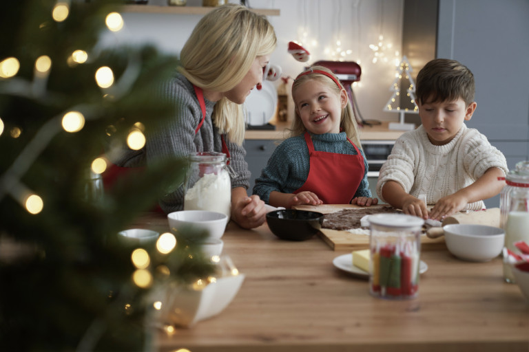 mama met kindjes in de keuken kerst